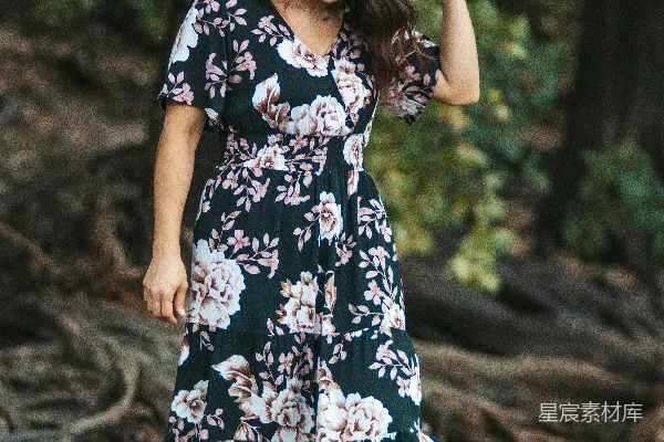 高清摄影 森林中的花裙子女孩