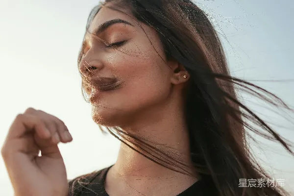 高清摄影 风吹发的宁静时刻