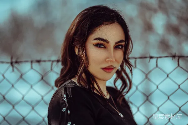 高清摄影 冬日铁丝网旁的女性肖像
