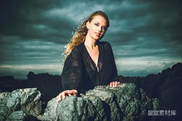 高清摄影 岩石上的女性肖像