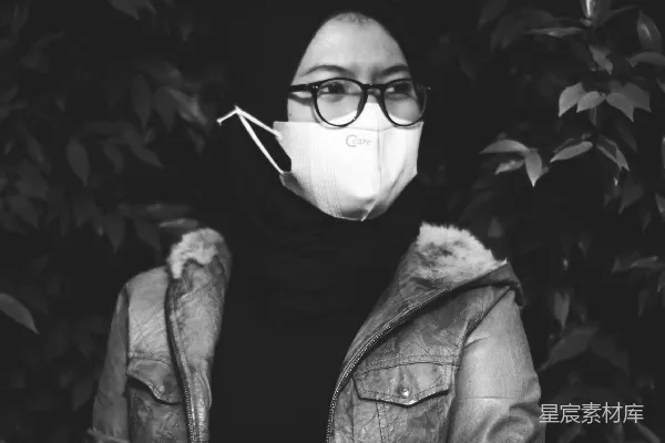 高清摄影 夜晚的口罩与绿植