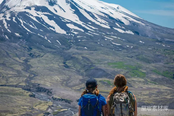 高清摄影 雪山下的徒步旅行者