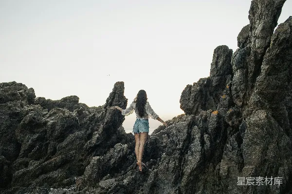高清摄影 海边岩石上的旅程