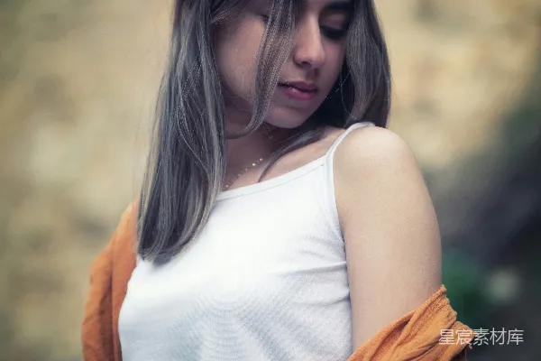 高清摄影 沉思的年轻女性