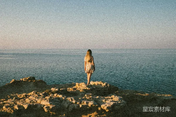 高清摄影 海边沉思的女性