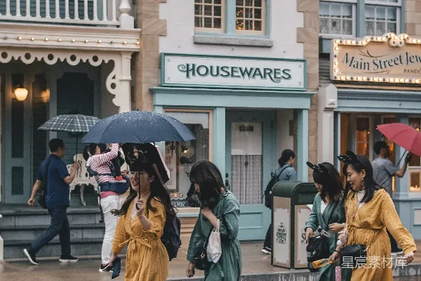 高清摄影 雨中街景，友谊同行
