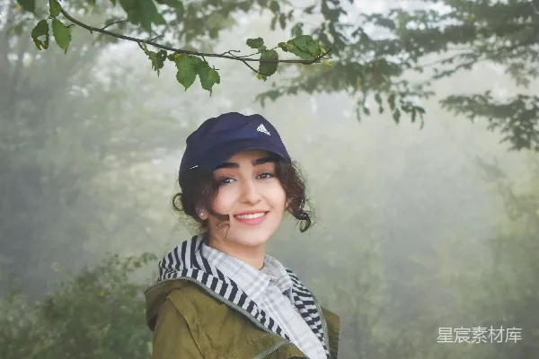 高清摄影 雾中漫步的女孩