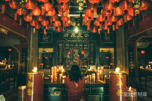 高清摄影 寺庙祈福：红烛辉煌的神圣时刻