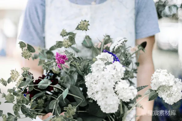高清摄影 花艺师手捧花束