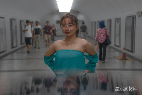 高清摄影 穿梭在艺术长廊中的美丽身影
