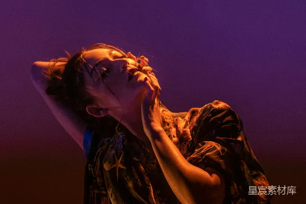 高清摄影 紫色背景下沉思的女性