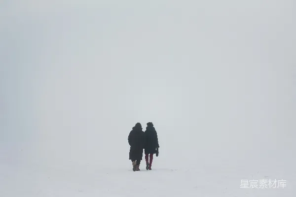 高清摄影 雪地里的背影二人行