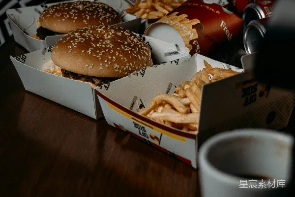 高清摄影 几箱食物放在桌子上
