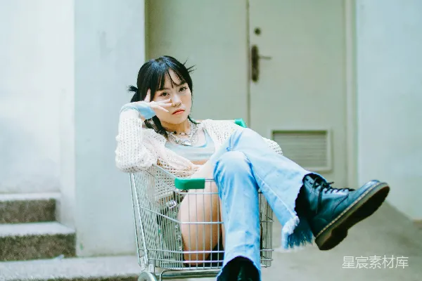 高清摄影 坐在购物车上的女孩