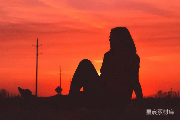 高清摄影 夕阳下的独行者