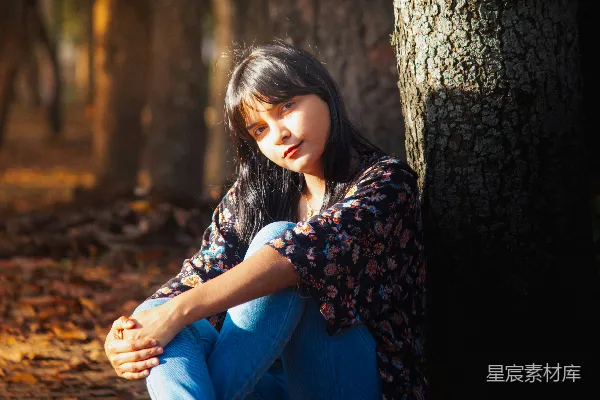高清摄影 秋日静谧：树下女孩的温暖时光