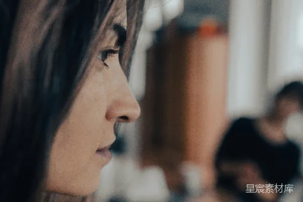 高清摄影 侧脸特写：宁静的表情