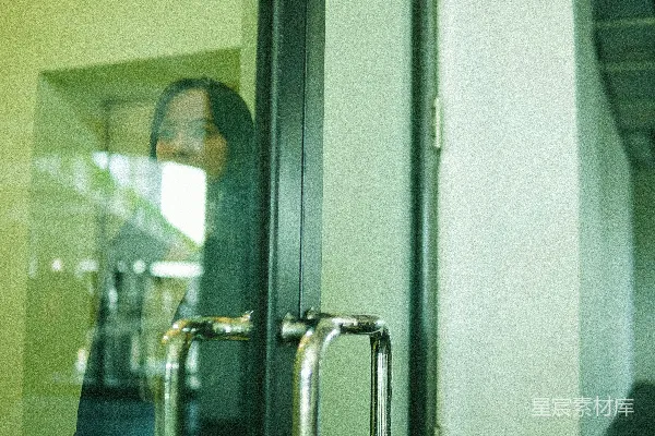 高清摄影 透过玻璃门的女性剪影