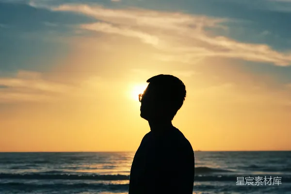 高清摄影 夕阳下独行者的剪影