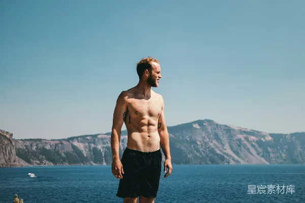 高清摄影 海边岩石上的男人