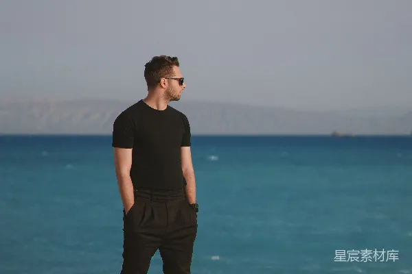 高清摄影 海边沉思的男子