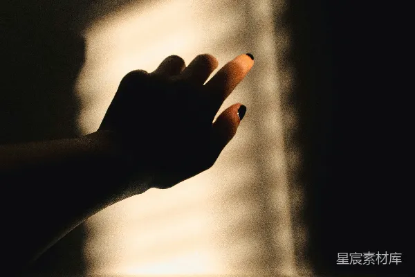 高清摄影 光影手影：温暖与神秘的交织