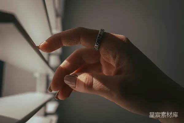 高清摄影 阳光下的指间戒指