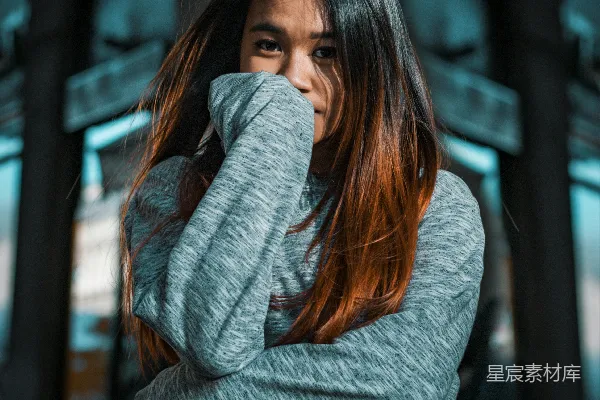 高清摄影 都市夜景中瑟瑟发抖的少女