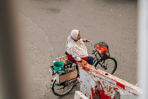 高清摄影 街头的慢生活：卖饮料的女性与繁忙的街道