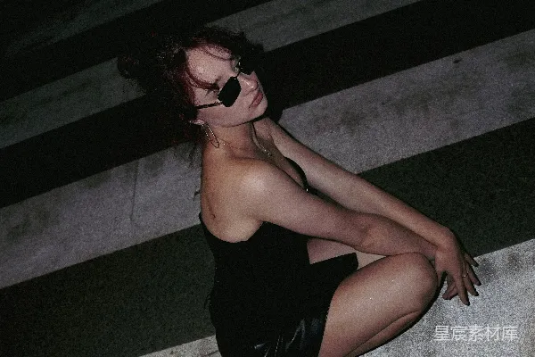 高清摄影 夜晚街景中的女性剪影