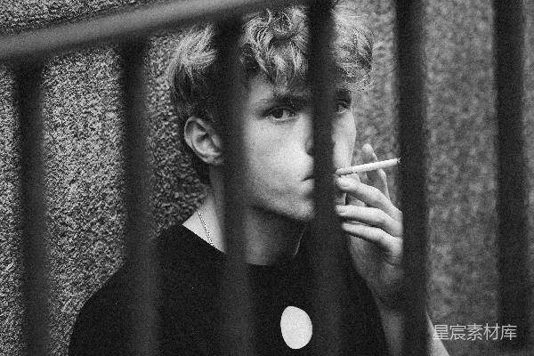 高清摄影 沉思的年轻男子