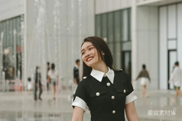 高清摄影 时尚黑白色调连衣裙的年轻女孩