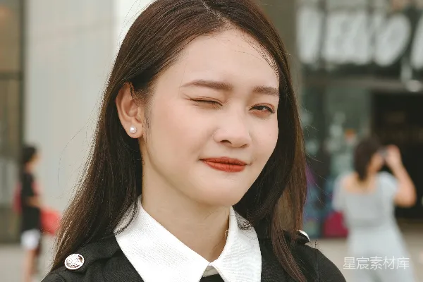 高清摄影 青春笑颜：街头时尚女孩