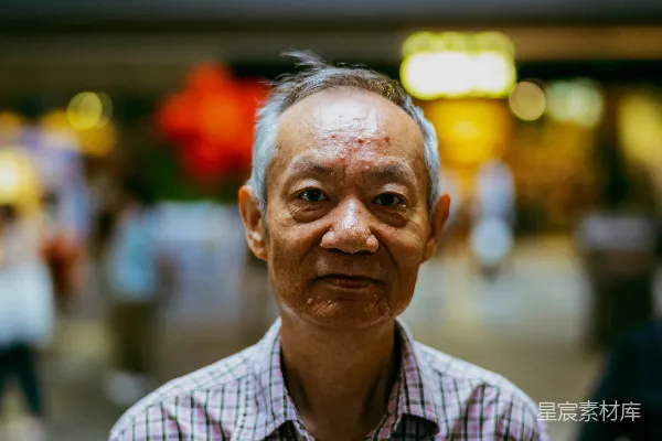 高清摄影 城市中的老者