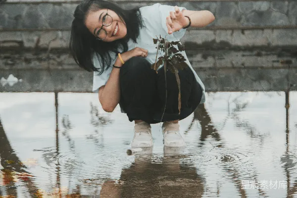 高清摄影 雨后的小溪边微笑的女孩