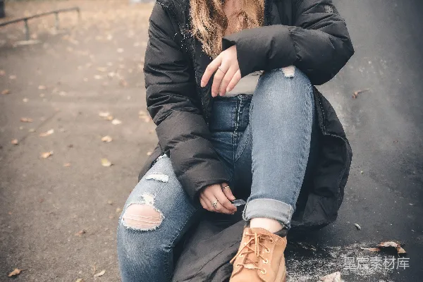 高清摄影 冬日街头的年轻女孩