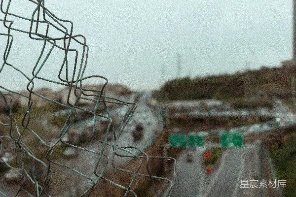高清摄影 铁丝网与远方的道路