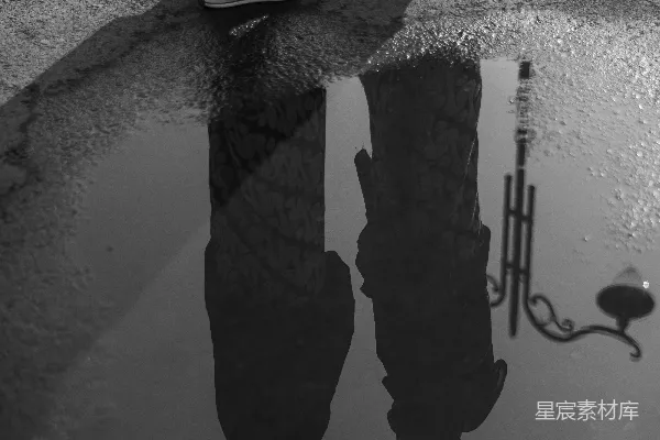 高清摄影 街头的倒影：童趣与创意
