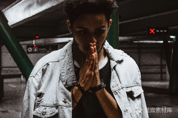 高清摄影 地铁站的祈祷者