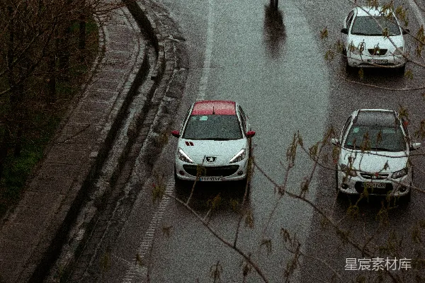 高清摄影 雨中街道的静谧一瞥