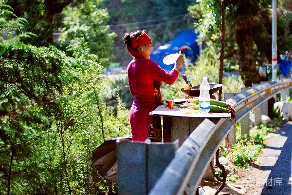 高清摄影 山间路边的美食摊
