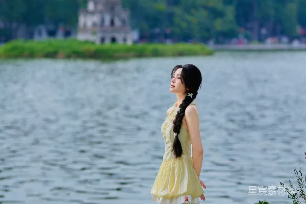 高清摄影 湖畔花间少女
