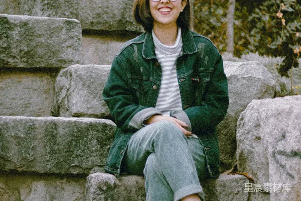 高清摄影 坐在石阶上的年轻女子