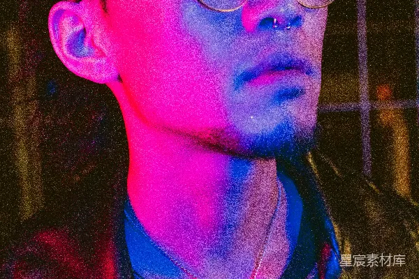 高清摄影 霓虹夜色中独行者