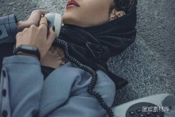 高清摄影 复古电话与现代女性的交错