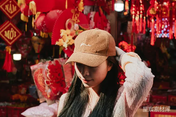 高清摄影 夜市的红灯笼与年轻女孩