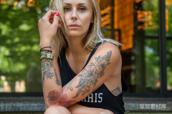 高清摄影 都市中的艺术：街头纹身女孩