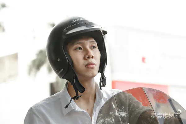高清摄影 骑摩托车的年轻男子