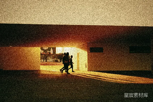高清摄影 夕阳下的行人