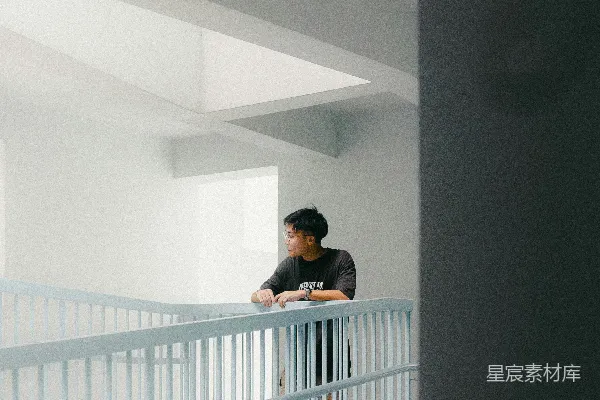 高清摄影 阳台上的思考